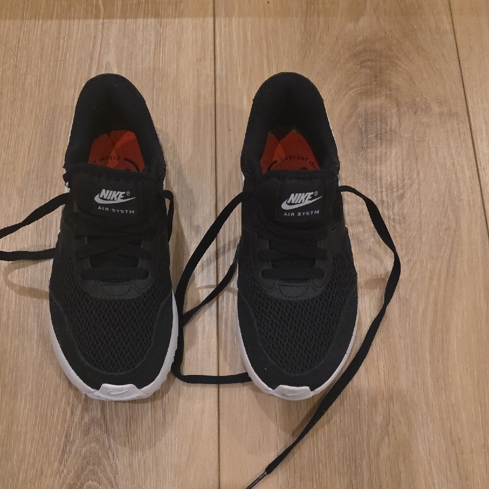 Nike Womens Black and White Air Max